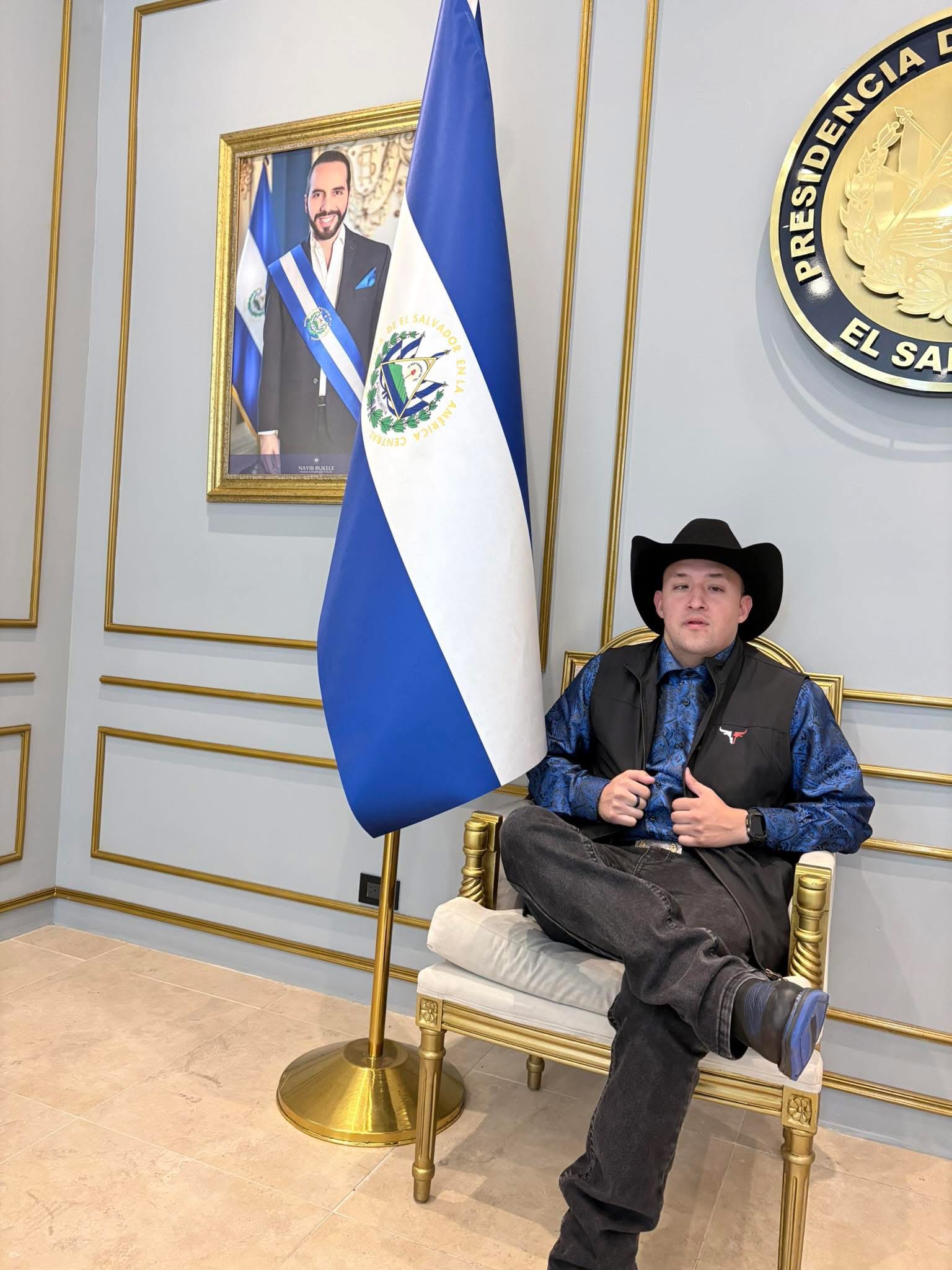 me sit next el salvador flag with presdient of el salvador in background